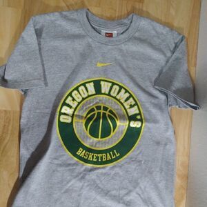 Vintage Nike Oregon Ducks Women's Basketball T-Shirt Mid Swoosh Travis Scott